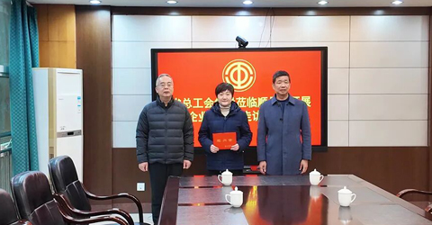 兩名女工患病，省上縣里都來慰問一一虹潤三重保障體系筑就員工幸福家